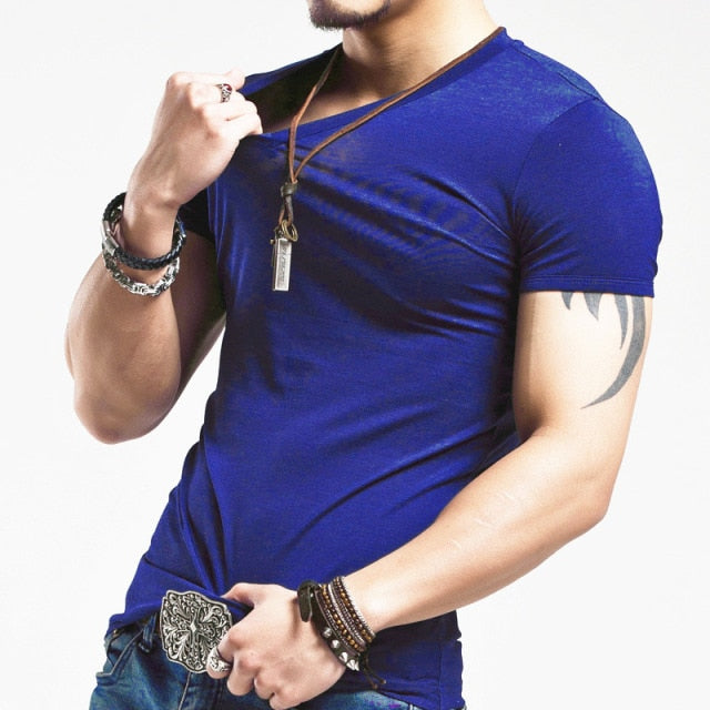 brandneues Männer T-Shirt mit V-Ausschnitt