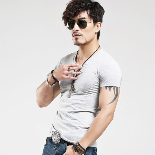 brandneues Männer T-Shirt mit V-Ausschnitt